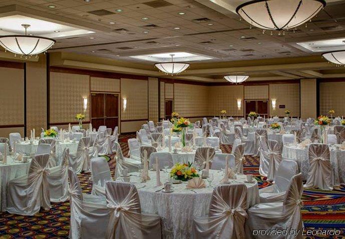 Готель Houston Marriott North Ресторан фото